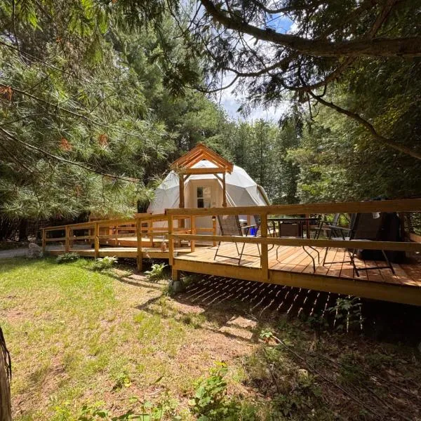 The Cedar Grove at New Frontiers Retreat, hotel v destinaci Eganville