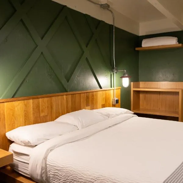 The Hostel, מלון בטיטון וילג'