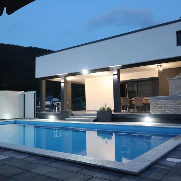 Villa Isak Residence โรงแรมในRačić