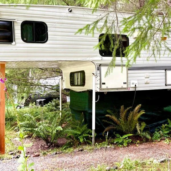 Camper for 2 less than half a mile from Mt Rainier, hotel Ashfordban