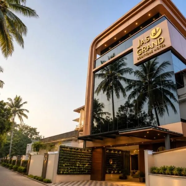 Jas Grand Inn، فندق في كوتشي