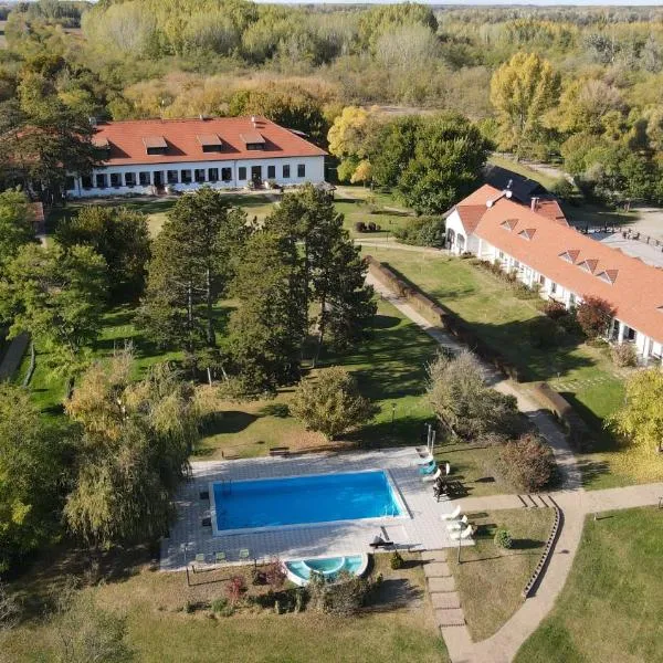 Sarlóspuszta Club Hotel, hotell i Tatárszentgyörgy