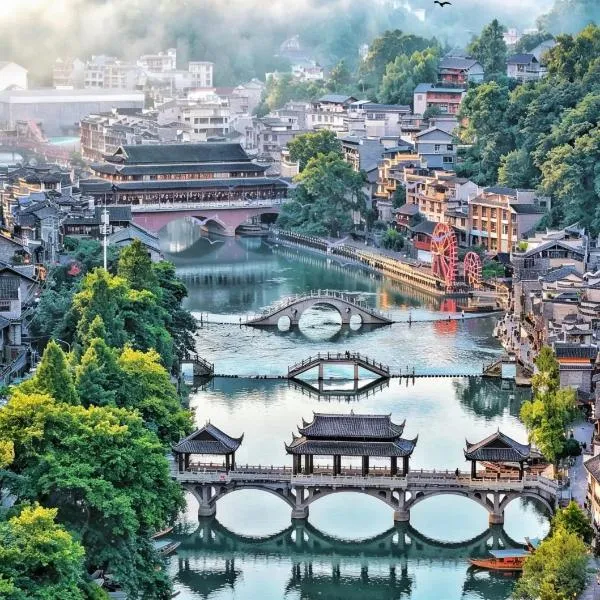 QingXi Zen Courtyard Retreat --A peaceful sanctuary blending historic charm with Zen aesthetics in the heart of the Fenghuang ancient town, hotel di Fenghuang