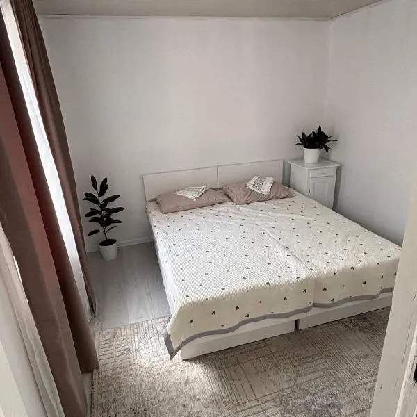 Hello House Hostel, hotel din Bișkek
