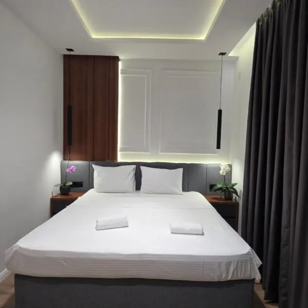 Hotel Velaris، فندق في ستروغا