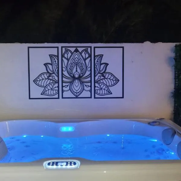 Le Chalet romantique avec jacuzzi privatif, hotel di Lirac