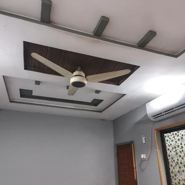 Prince boys hostel and Guest house، فندق في Sukkur