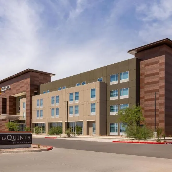 La Quinta Inn & Suites by Wyndham Phoenix West Glendale، فندق في فينكس