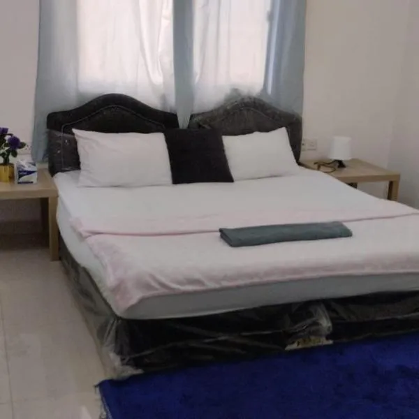 RelaxAlkhuwirHostel, hotel in Masqat