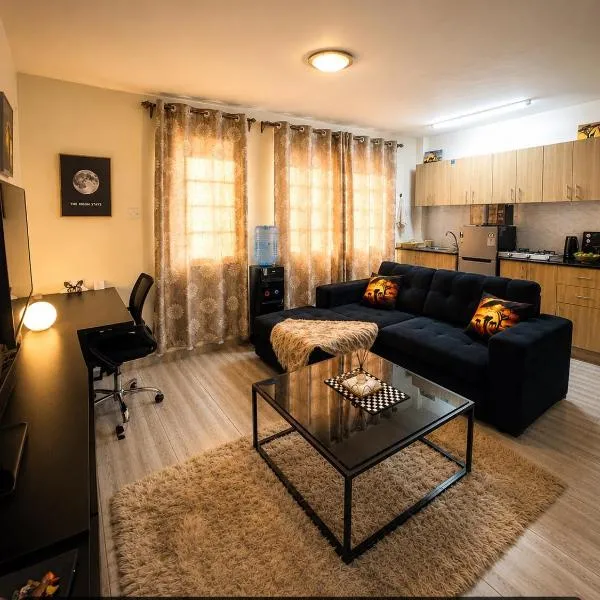Stylish Ngong Retreat with Balcony & Rooftop Lounge The Moon Stays, hotel en Ngong