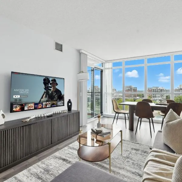 Modern 2BR Condo Stunning Views Walk Everywhere, hotel Torontóban