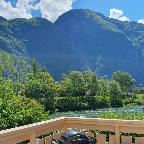 Scenic Riverside Stay Årdalstangen, hotel in Årdalstangen