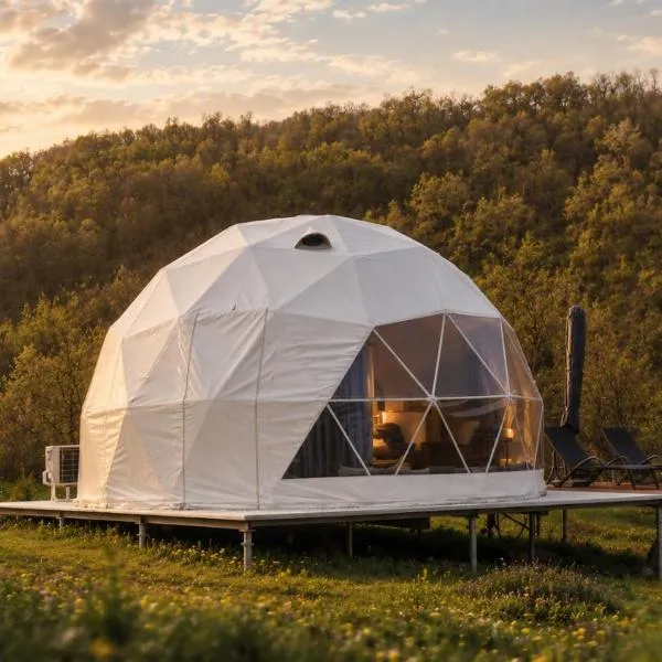 Geo Dome with Private Bathroom, E-Scooters & Mountain Views, hotelli kohteessa Radovtsi