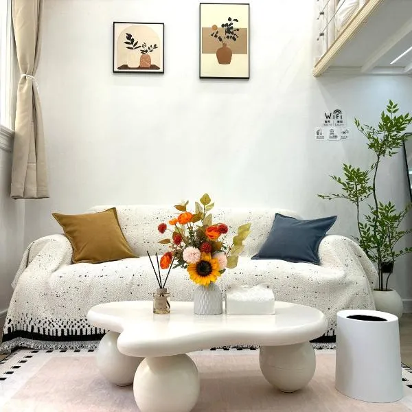 Duplex Garden Villa with Private Courtyard Jing'an Villa Near Metro Downtown Shanghai, hotell i Shanghai