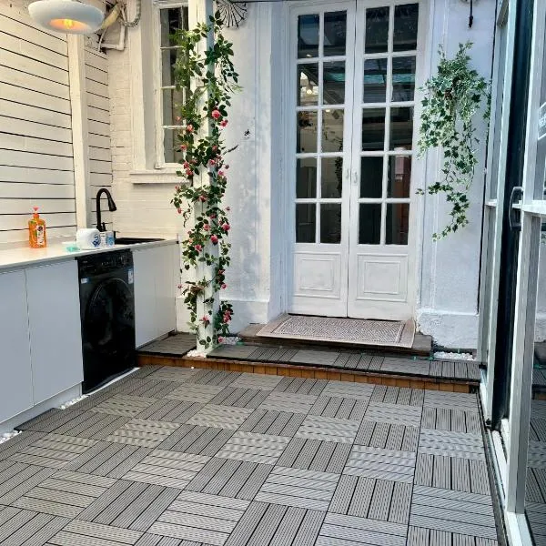 Duplex Garden Villa with Private Courtyard Jing'an Villa Near Metro Downtown Shanghai, hotell i Shanghai
