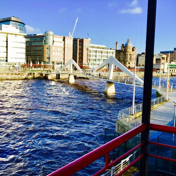 Glasgow City Centre Flat with River Views and Parking