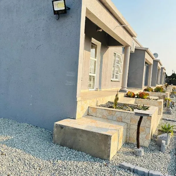 Mvula Zehlobo Apartments، فندق في Siteki