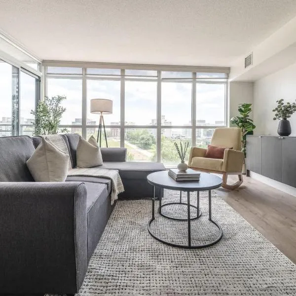 Spacious Downtown Condo - Walk to CN Tower & More, hotel en Toronto