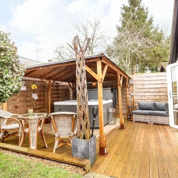 Tiny Home with Hot Tub, hotel Roydonban