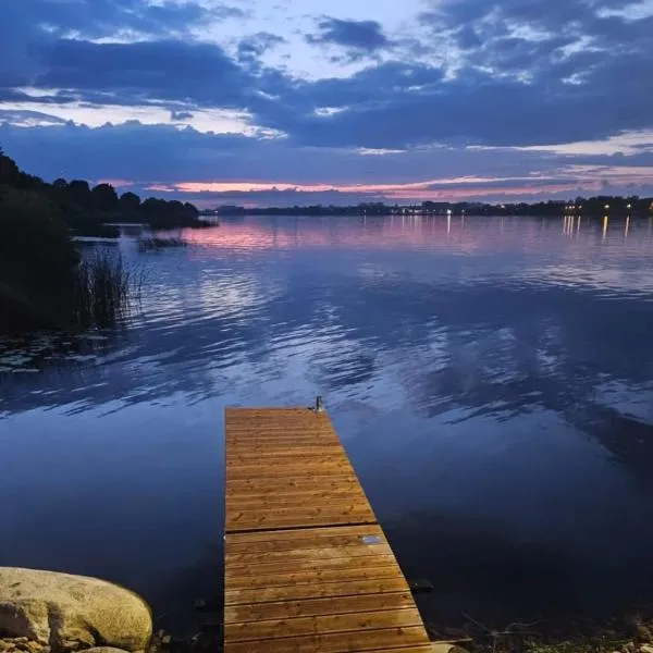 Piestātne Riverside Cabins with Sauna, Hot Tub & Private Pier、Katlakalnsのホテル