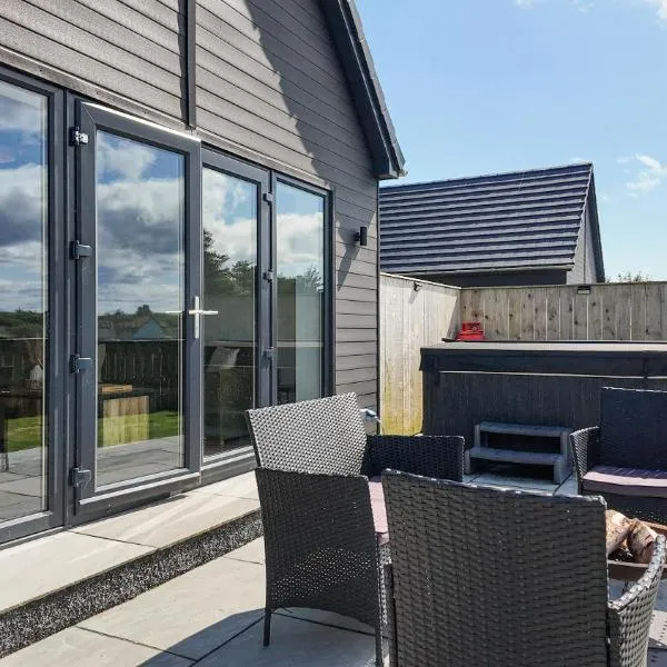 Fir Tree Lodge - Luxurious Lodge with Hot Tub on the NC500 - Thrumster Lodges, hotel di Wick