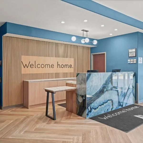 Home Inn & Suites Regina Airport, хотел в Риджайна