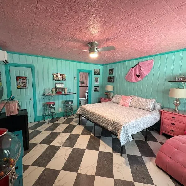 Historic Ziegler Inn and Suites with Whimsical Themed Rooms، فندق في نيو برن