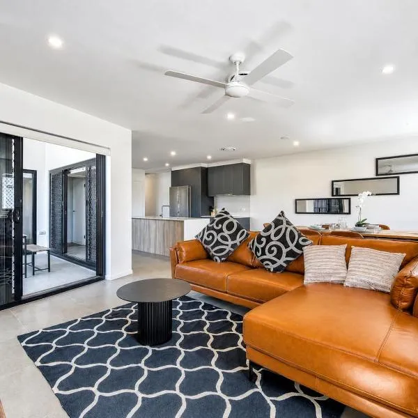 3BR Top Floor Apartment with Parking, EV friendly & Views Brisbane South, hotell Brisbane'is