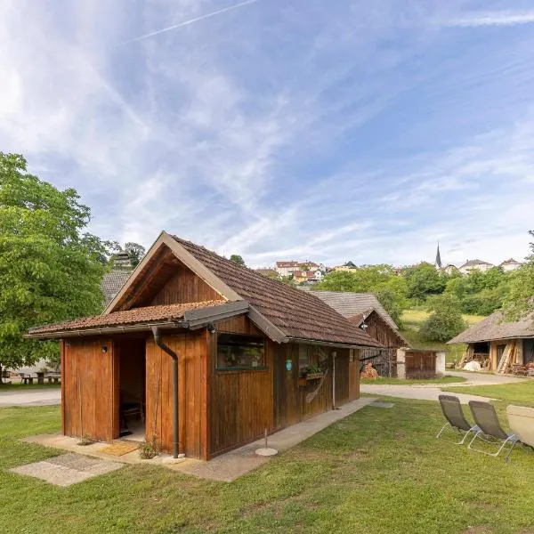 3 Rivers Beehive cabin on a farm, hotel v destinácii Radovljica