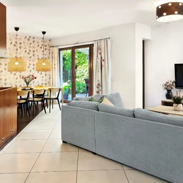 Bright 4 bedroom House with living room, work place & garden Warsaw, hotell Varssavis