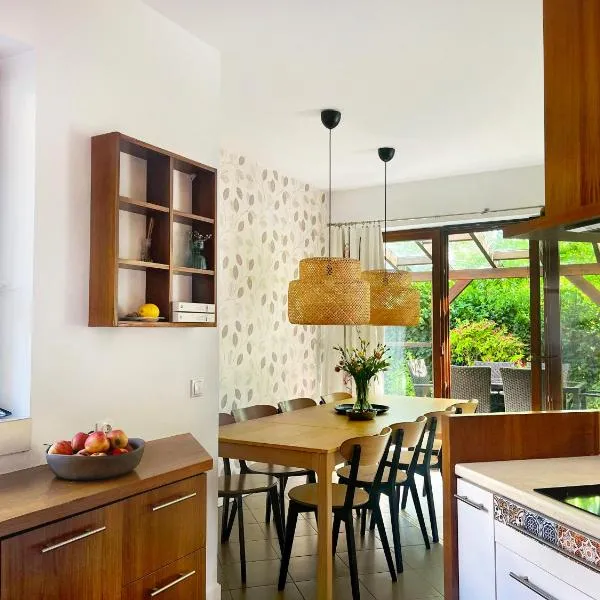 Bright 4 bedroom House with living room, work place & garden Warsaw、ワルシャワのホテル