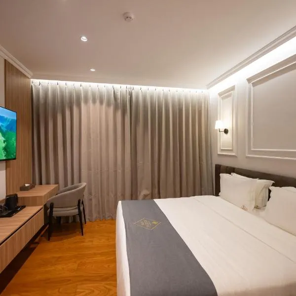 Hotel By Holiday – hotel w mieście Rinas