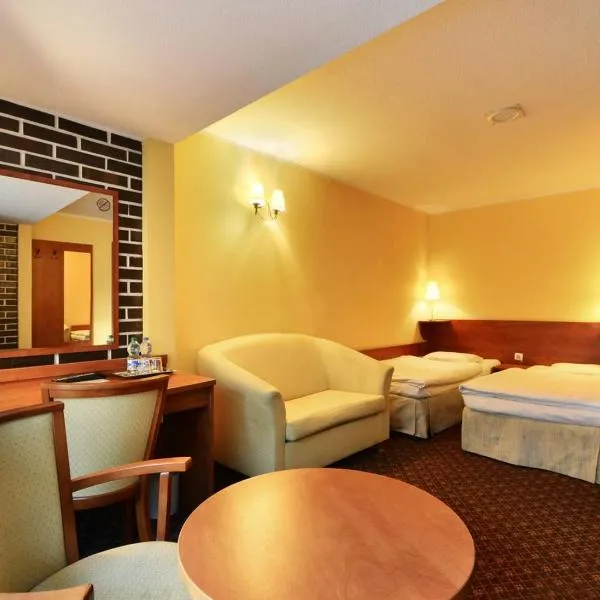 Hotel Astra Tajemniczy Ogród، فندق في بوزنان