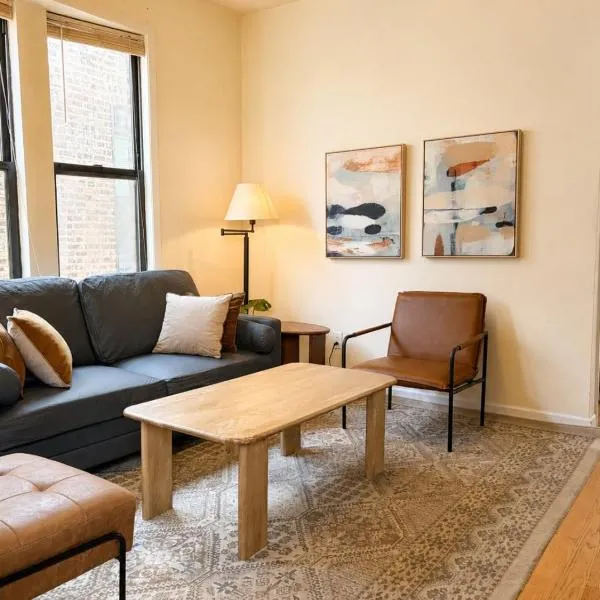 Flexhome Ukrainian Village • 2BR • Walkable + Private Balcony · Sleeps 6, hotel Chicagóban