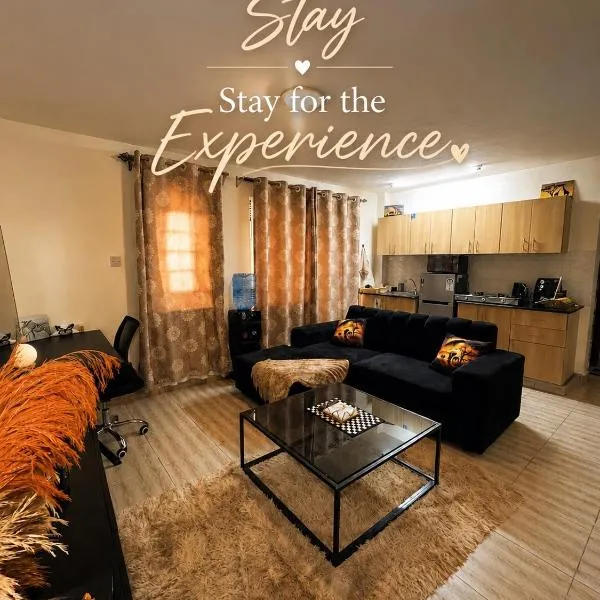 Stylish Ngong Retreat with Balcony & Rooftop Lounge The Moon Stays, hotel en Ngong