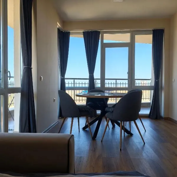 SeaHome Apartment Beachfront Sea View Terrace Quiet Stay Parking, hotel a Primorsko