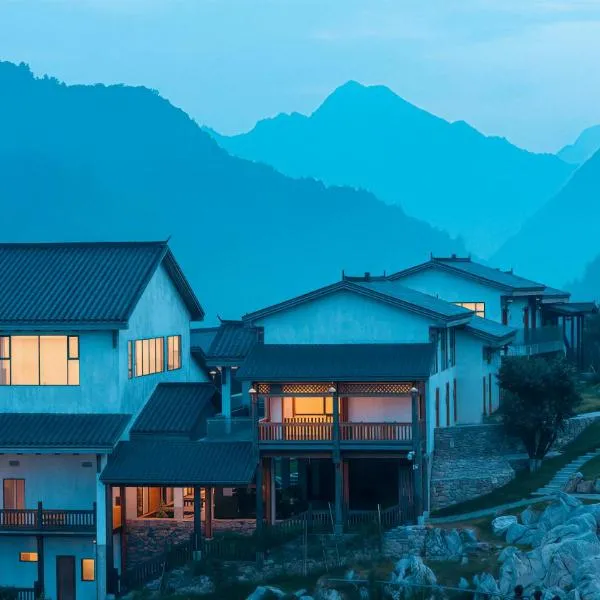 Zhangjiajie में, होटल Zhangjiajie Fantasy Valley Resort Customized travel itineraries free shuttle service to the North and West Gates of the National Forest Park, and complimentary traditional ethnic costume try-on