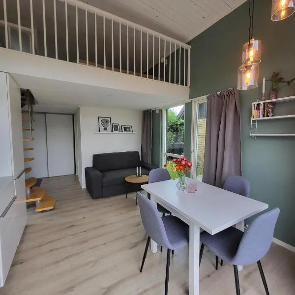 Cozy tiny house with private patio, Malmö, hotel em Kungshälla