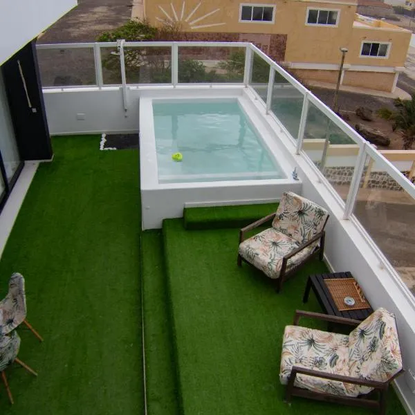 Luxury Penthouse with Private Pool, Ocean, City & Mountain view 6 Pers 2 BR, hotel em Lazareto