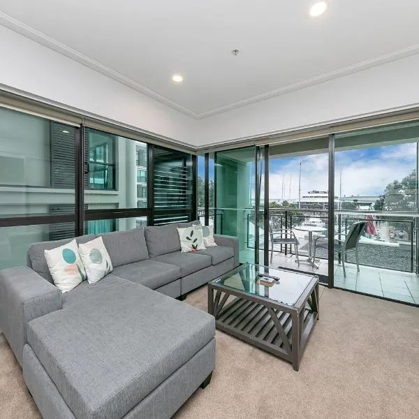Sunlit Corner Apartment w/ Harbour Views, hotel in Auckland