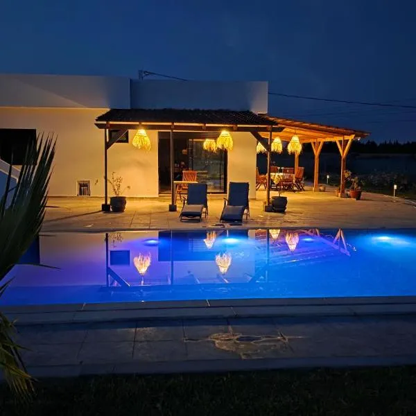 Dar Essenya- Country house with pool in the heart of nature, hotel a Douar Jafeur