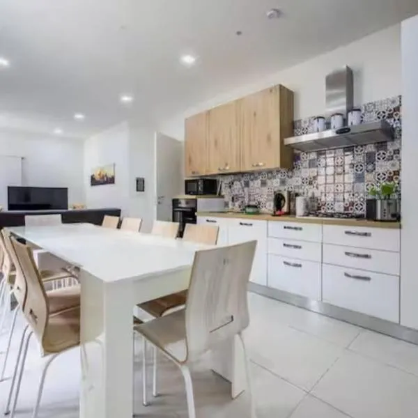 Maltese Terrace house with a modern touch - close to airport 4 km, hotel en Tarxien