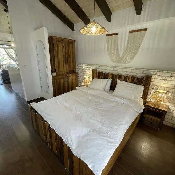 בקתות רום הגולן, hotel in Bruchim Qela' Alon