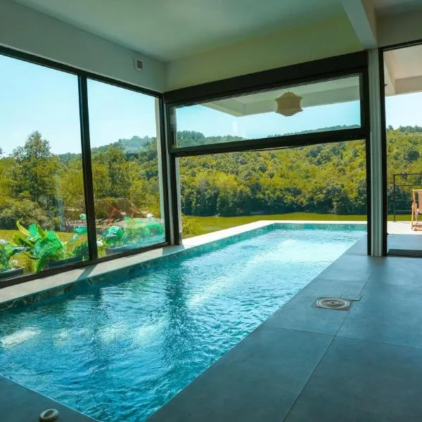 Lake & Pool Paradise, hotel em Karaula