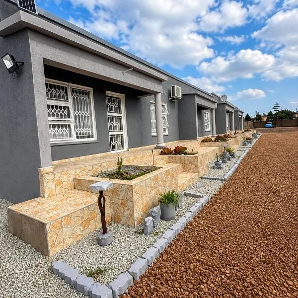 Mvula Zehlobo Apartments، فندق في Siteki