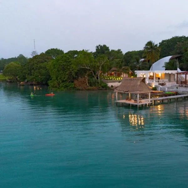 GlampCalar lagoon Front Bungalows、Rancho Bacalarのホテル