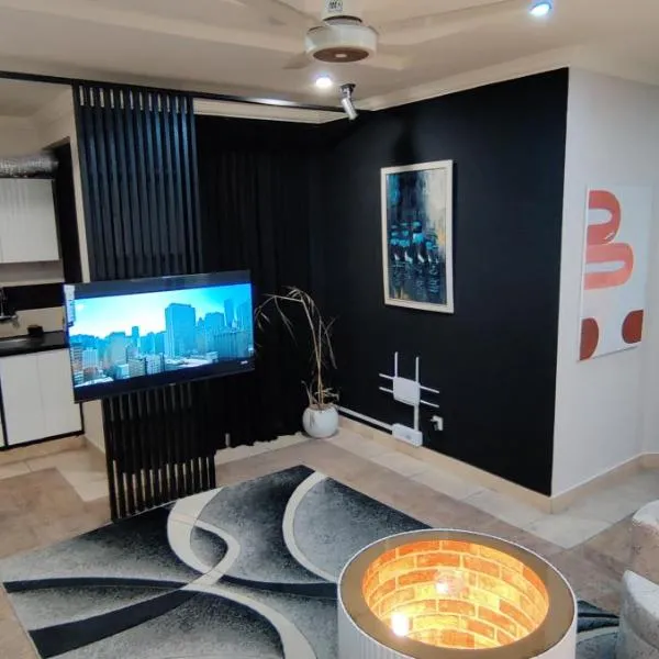 Peaceful & Stylish 2BR Apartment - Bahria Town, hotel sa Rawalpindi