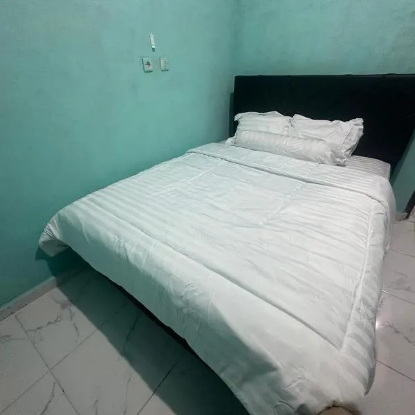 Novena bungalow Oeseli, hotel u gradu Pulau Helihana