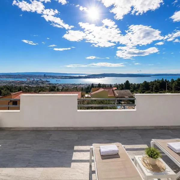 Beautiful duplex apartment with view, hotel in Kaštela