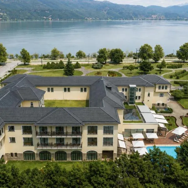 Hotel Du Lac Congress Center & Spa، فندق في يوانينا